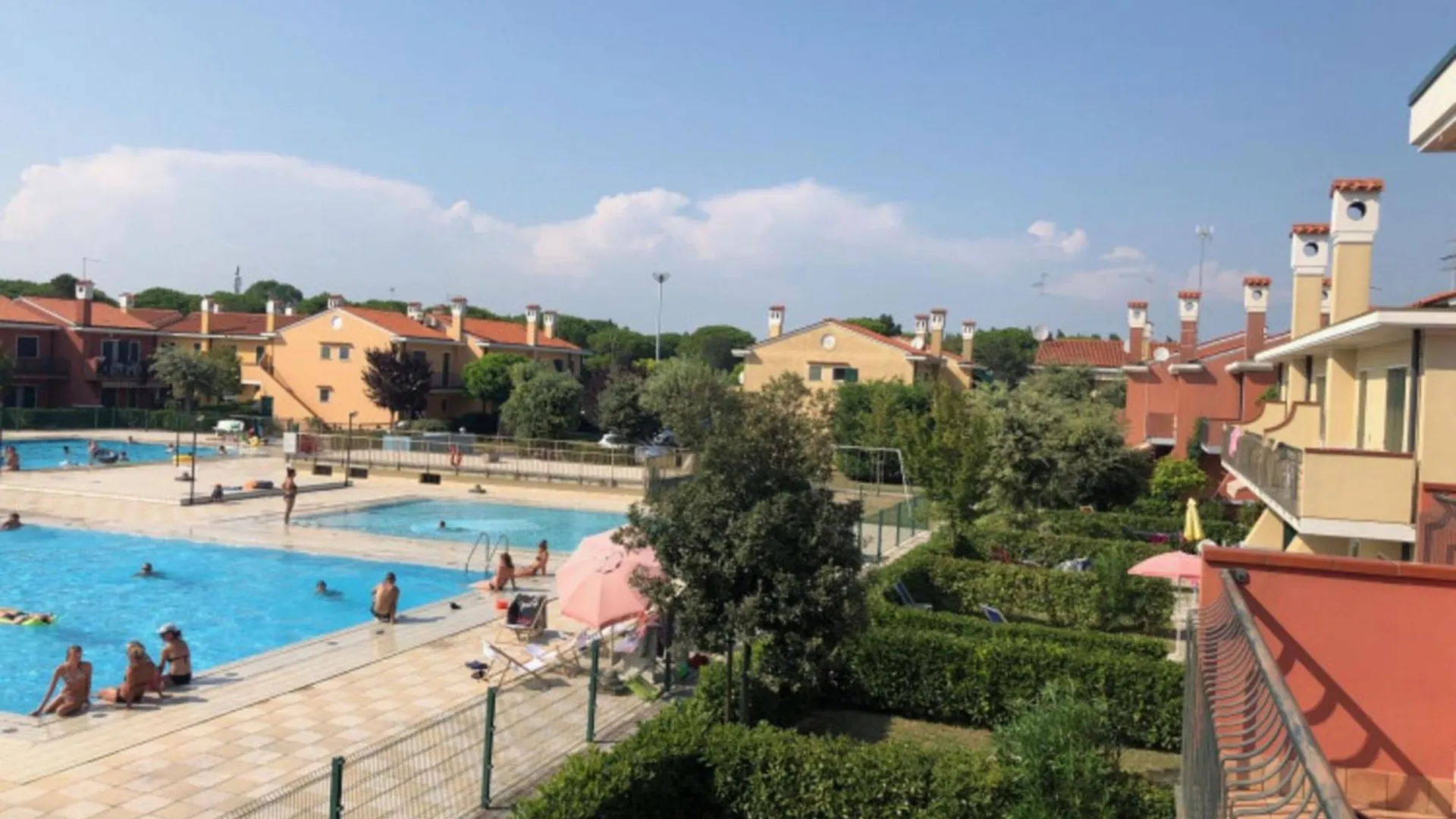 Renovated Holiday Home With Pool In Μπιμπιόνε